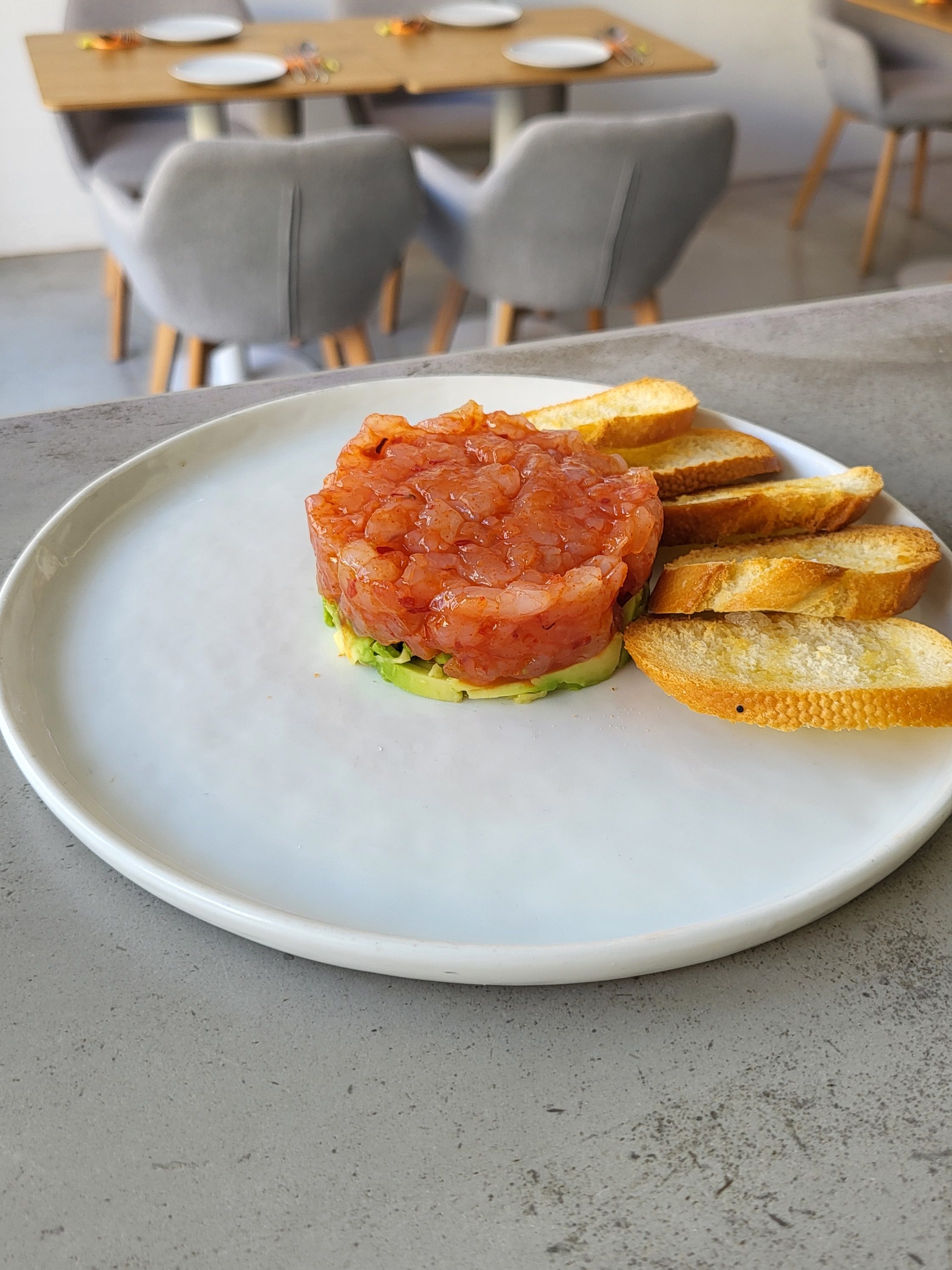 Dos Camins. Tartar de gamba con aguacate y kimchi.